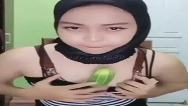 Cewek Jilbab Cantik Live Colmek Pakai Timun Gede HD